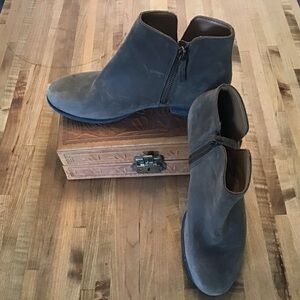 Clarks Wilrose Frost Taupe suede finish leather side zip gum sole boot 8.5 / 9